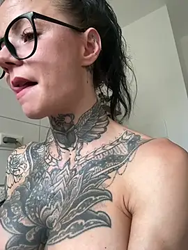SkinnyLilly Live Web Cam Show