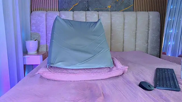 mia_scot Live Web Cam Show