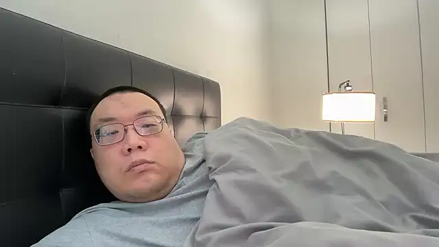 happynewyear111222 live cam on StripChat