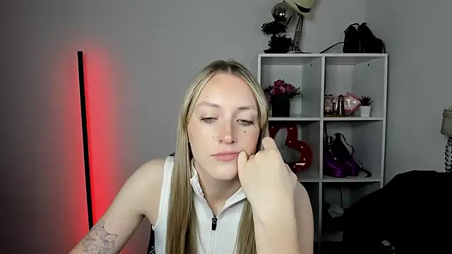 EvelynBlond live cam on StripChat
