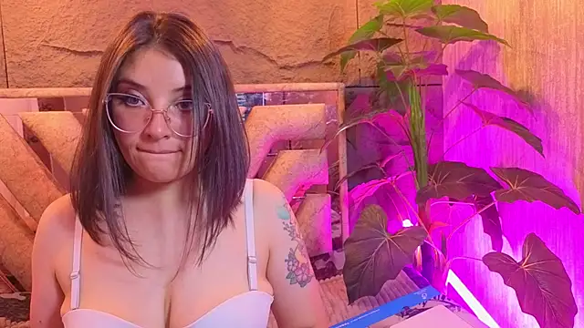 phoenixxxx777 live cam on StripChat
