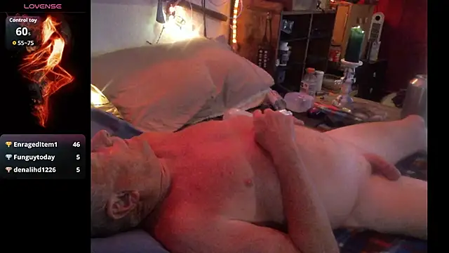 Pussyeat2please webcam