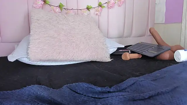 luna_maisonn webcam