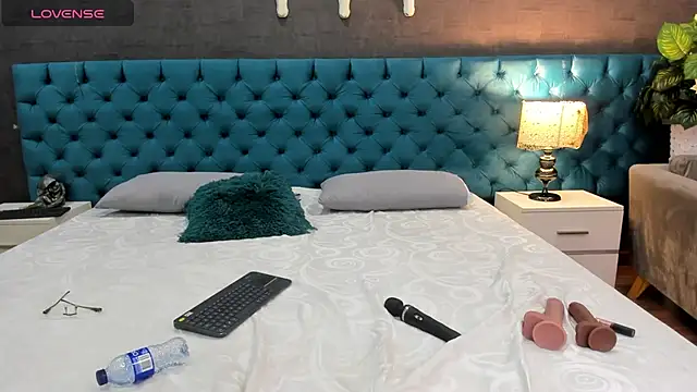 LunnaMoretti live cam on StripChat