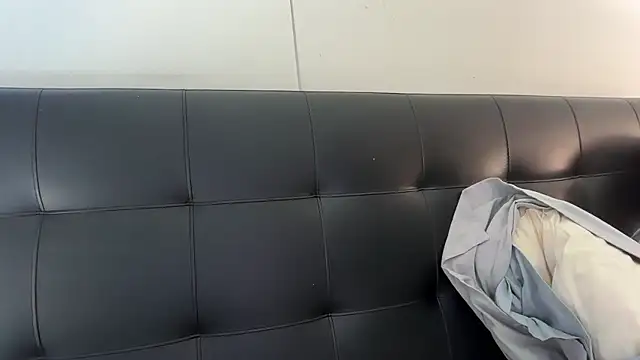 happynewyear111222 live cam on StripChat