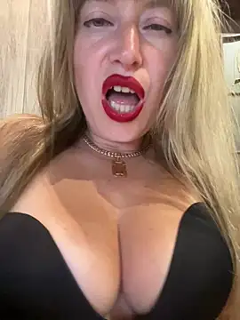 Kittenforyou live cam on StripChat