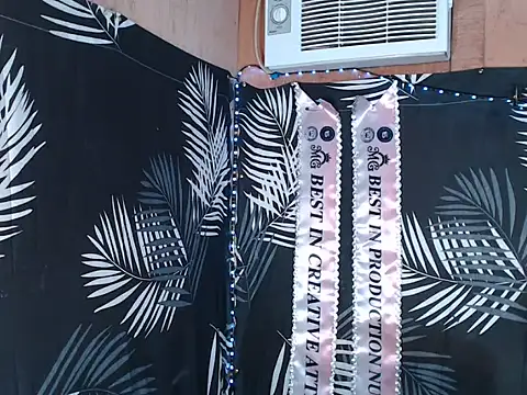 UrasianFemboy webcam