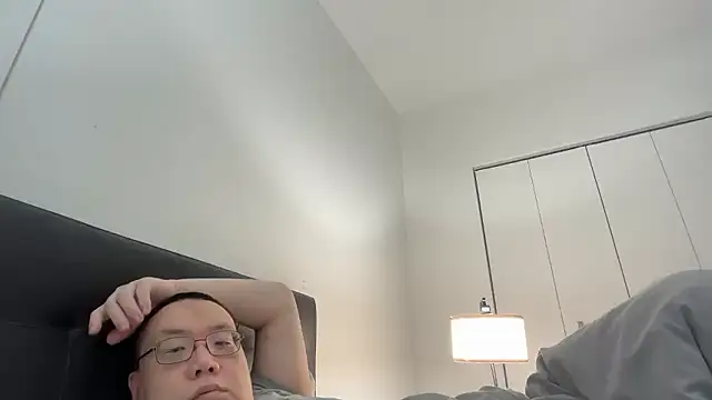 happynewyear111222 live cam on StripChat