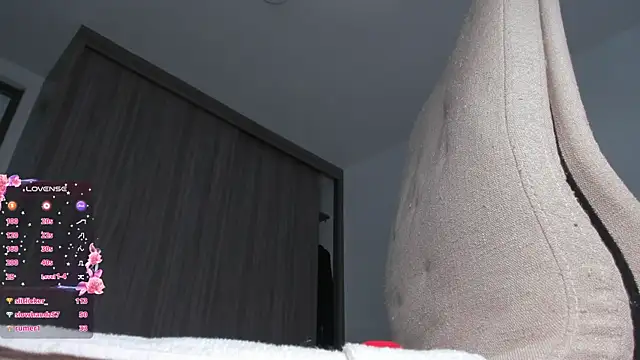 laura-hills18 webcam