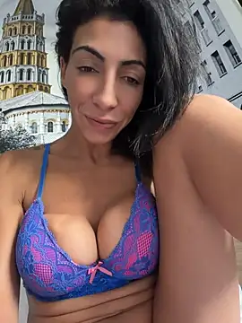 Yasmiinee Live Webcam on Stripchat