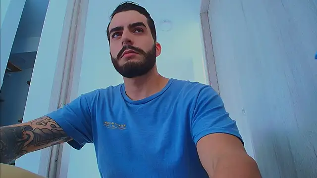 thomas_gun live cam on StripChat