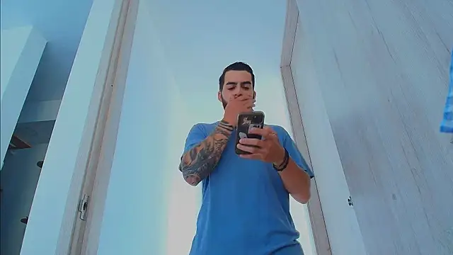 thomas_gun live cam on StripChat