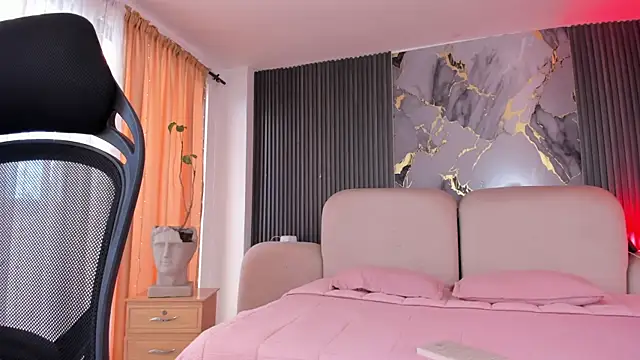 CarolineFyre webcam