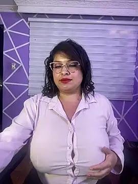 MiiaaJoness webcam