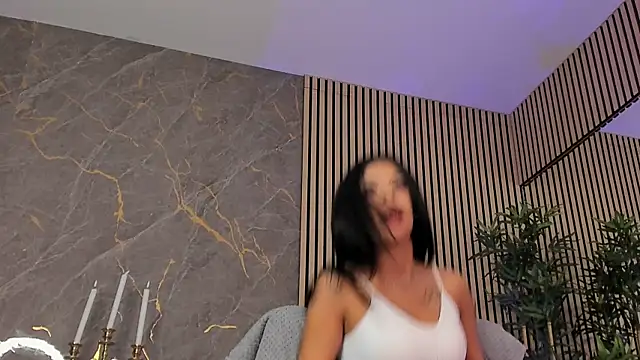 SpicyLeila live cam on StripChat