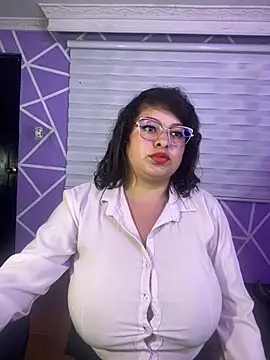 MiiaaJoness webcam