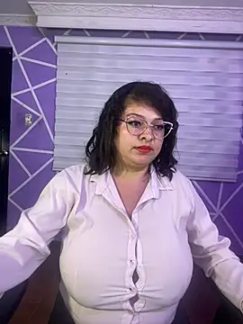 MiiaaJoness webcam