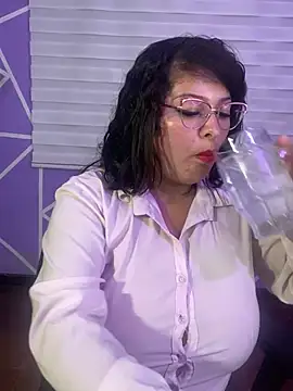 MiiaaJoness webcam