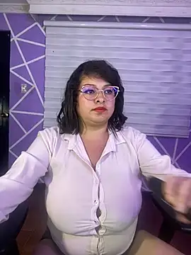 MiiaaJoness live cam on StripChat