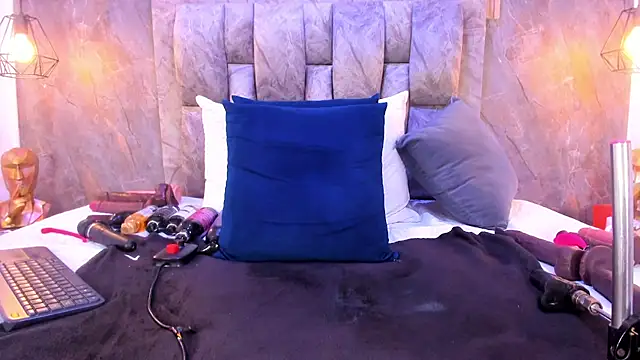 blondehorny699 webcam