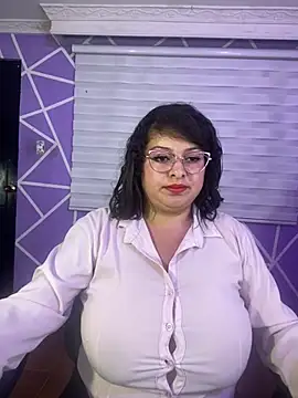 MiiaaJoness webcam