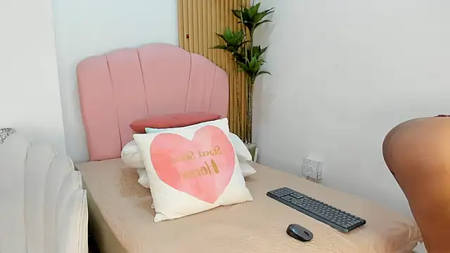 ChikiBom28 webcam