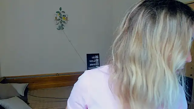 OraliaRokusek webcam