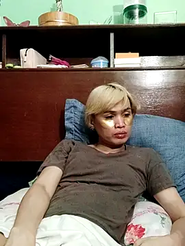 QueenSoreal live cam on StripChat
