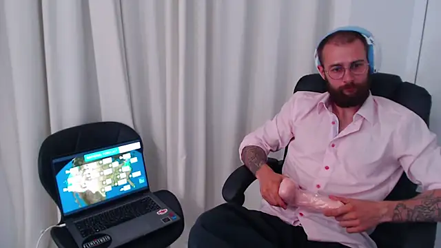 Chris_Dragon live cam on StripChat