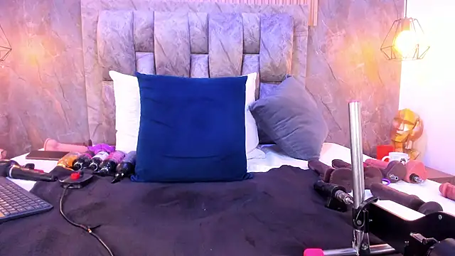 blondehorny699 webcam