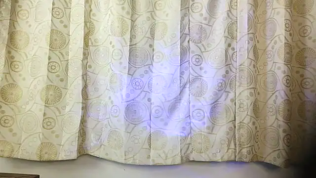 HomeAloneK live cam on StripChat