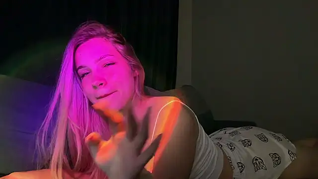 BlondeDoes webcam