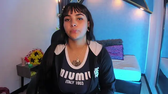 Bella_Raven webcam