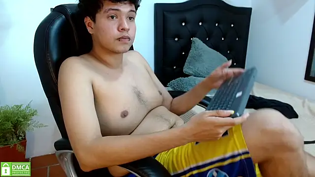 ethan_cortes live cam on StripChat