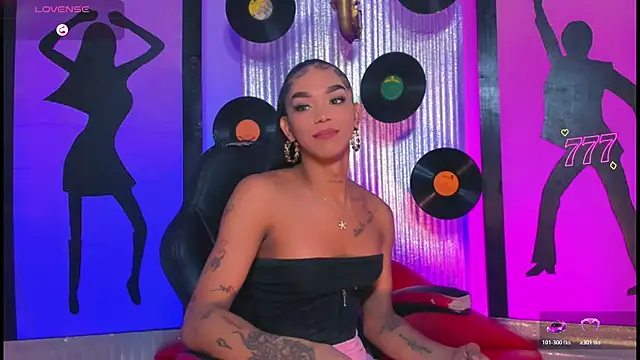 nickyminach_ webcam