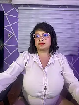 MiiaaJoness live cam on StripChat