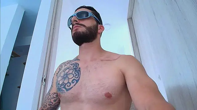 thomas_gun live cam on StripChat
