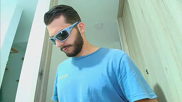 thomas_gun live cam on StripChat