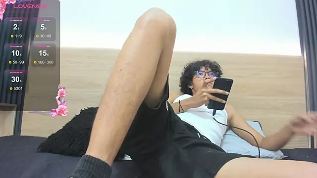Travis_black_ live cam on StripChat