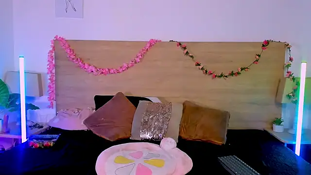 LaraRous webcam