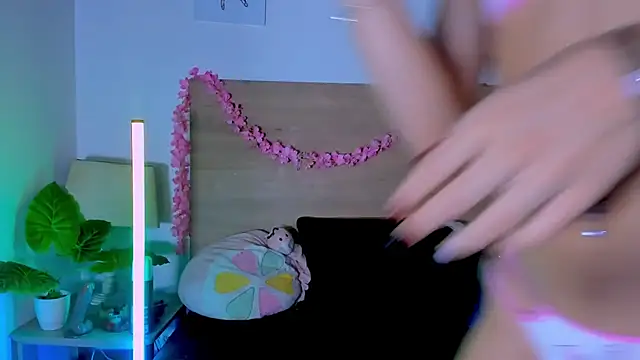 LaraRous webcam