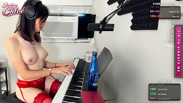 Model: itschloelaurent