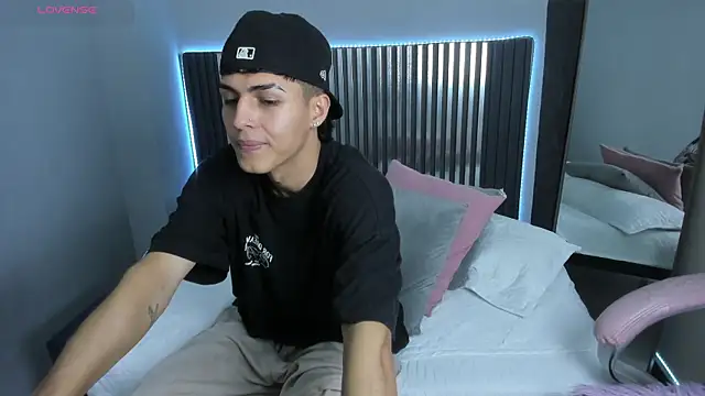 Axel_Mendozaa live cam on StripChat