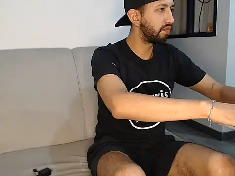 thomass1018 live cam on StripChat