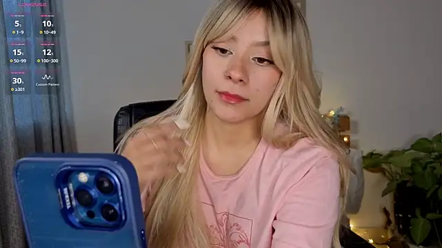 LucyMoanss webcam