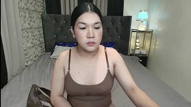 Avery_West webcam