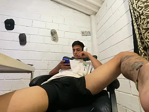 Max_TheHorseDick live cam on StripChat