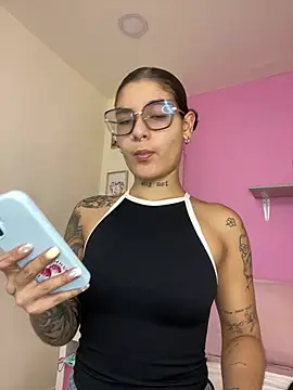 LauraRaider live cam on StripChat