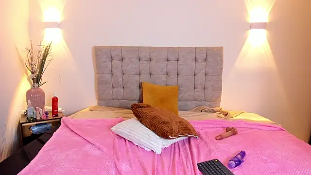 FreckleDoll live cam on StripChat
