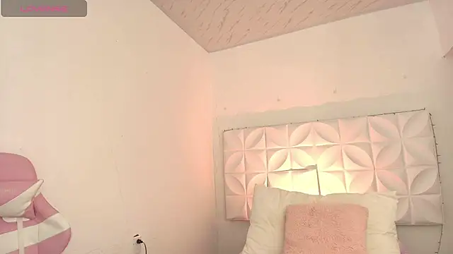Ivonny_Goldie live cam on StripChat